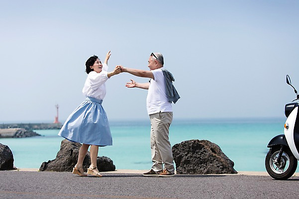 포토 JPG 주간 전신 라이프스타일 부부 커플 여자 할아버지 노년 남자 행복 할머니 바다 여행 하늘 한국 사랑 미소 웃음 사람 동양인 해변 야외 두명 옆모습 아웃포커스 실버라이프 청춘 선글라스 제주도 손잡기 노부부 다정 활발 한국인 오토바이 돌_바위 바위 추억 60대 해안도로 김녕해수욕장 노인만 국내포토 자연요소 감정 아시아 안경 도로 뷰포인트 컨셉 관계 모션 촬영기법 표정 인종 성인 생활 바이크 해수욕장 성인만 파일형식