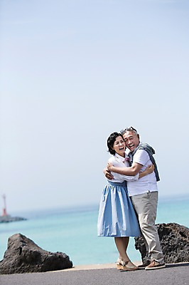 포토 JPG 주간 전신 라이프스타일 부부 커플 여자 할아버지 노년 남자 행복 할머니 바다 여행 안기 포옹 하늘 한국 사랑 서기 미소 웃음 사람 동양인 해변 야외 두명 옆모습 아웃포커스 실버라이프 청춘 선글라스 제주도 노부부 다정 활발 한국인 돌_바위 바위 추억 60대 해안도로 김녕해수욕장 노인만 국내포토 자연요소 감정 아시아 안경 도로 뷰포인트 컨셉 관계 모션 촬영기법 표정 인종 성인 생활 해수욕장 성인만 파일형식