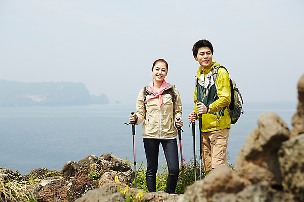 포토 JPG 주간 식물 라이프스타일 커플 여자 남자 꽃 바다 커플라이프 가방 배낭 지팡이 하늘 레저 한국 아웃도어 서기 미소 웃음 사람 동양인 상반신 성인 해변 야외 두명 앞모습 30대 레포츠 운동 제주도 등산 트래킹 활발 한국인 돌_바위 바위 막대기 상쾌 산행 장년만 성인만 국내포토 자연요소 잡화 감정 아시아 뷰포인트 컨셉 관계 모션 표정 건강 인종 생활 장년 파일형식