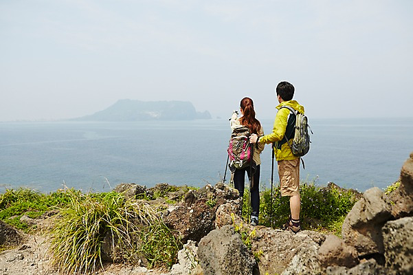 포토 JPG 주간 전신 식물 라이프스타일 커플 여자 남자 바다 커플라이프 가방 배낭 지팡이 하늘 레저 한국 아웃도어 서기 사람 동양인 손짓 성인 해변 야외 두명 옆모습 뒷모습 30대 레포츠 운동 제주도 등산 트래킹 활발 한국인 돌_바위 바위 가리킴 막대기 상쾌 산행 장년만 성인만 국내포토 자연요소 잡화 감정 아시아 뷰포인트 컨셉 관계 모션 건강 인종 생활 장년 파일형식