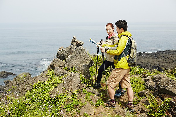 포토 JPG 주간 전신 식물 라이프스타일 커플 응시 여자 남자 바다 커플라이프 지도 가방 배낭 지팡이 레저 한국 아웃도어 서기 미소 웃음 들기 사람 동양인 성인 해변 야외 두명 옆모습 30대 레포츠 운동 제주도 등산 트래킹 활발 망원경 한국인 돌_바위 바위 막대기 상쾌 산행 장년만 성인만 국내포토 자연요소 시선 잡화 감정 아시아 뷰포인트 컨셉 관계 모션 표정 건강 인종 생활 장년 파일형식