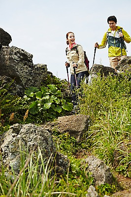 포토 JPG 주간 식물 라이프스타일 커플 여자 남자 커플라이프 가방 배낭 지팡이 하늘 레저 한국 아웃도어 서기 미소 웃음 사람 동양인 상반신 성인 야외 두명 30대 레포츠 운동 제주도 등산 트래킹 활발 한국인 돌_바위 바위 막대기 상쾌 산행 장년만 성인만 국내포토 자연요소 잡화 감정 아시아 컨셉 관계 모션 표정 건강 인종 생활 장년 파일형식