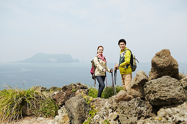 포토 JPG 주간 식물 라이프스타일 커플 여자 남자 바다 커플라이프 가방 배낭 지팡이 하늘 레저 한국 아웃도어 서기 미소 웃음 사람 동양인 상반신 성인 해변 야외 두명 30대 레포츠 운동 제주도 등산 트래킹 활발 한국인 돌_바위 바위 막대기 상쾌 산행 장년만 성인만 국내포토 자연요소 잡화 감정 아시아 컨셉 관계 모션 표정 건강 인종 생활 장년 파일형식