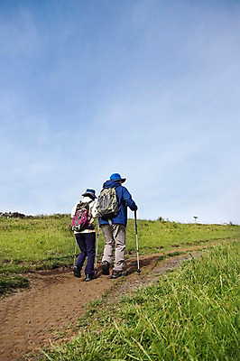 포토 JPG 주간 전신 식물 모자 라이프스타일 부부 커플 여자 할아버지 노년 남자 할머니 가방 배낭 지팡이 하늘 레저 한국 아웃도어 서기 사람 동양인 잔디 초원 야외 두명 뒷모습 레포츠 실버라이프 운동 제주도 걷기 노부부 등산 트래킹 활발 한국인 풀 막대기 60대 상쾌 용눈이오름 노인만 국내포토 자연요소 잡화 감정 아시아 뷰포인트 컨셉 관계 모션 산 건강 인종 성인 생활 성인만 파일형식
