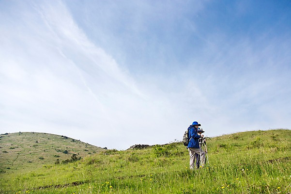 포토 JPG 주간 식물 모자 라이프스타일 부부 커플 여자 할아버지 노년 남자 꽃 할머니 가방 배낭 지팡이 하늘 레저 한국 아웃도어 서기 사람 동양인 잔디 초원 상반신 야외 두명 옆모습 레포츠 실버라이프 운동 제주도 걷기 노부부 등산 트래킹 활발 한국인 풀 막대기 60대 상쾌 용눈이오름 노인만 국내포토 자연요소 잡화 감정 아시아 뷰포인트 컨셉 관계 모션 산 건강 인종 성인 생활 성인만 파일형식