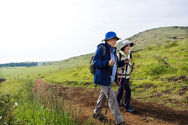 포토 JPG 주간 전신 나무 식물 모자 라이프스타일 부부 커플 여자 할아버지 노년 남자 할머니 가방 배낭 지팡이 하늘 레저 한국 아웃도어 서기 미소 웃음 사람 동양인 잔디 초원 야외 두명 레포츠 실버라이프 운동 제주도 걷기 노부부 등산 트래킹 활발 한국인 풀 막대기 60대 상쾌 용눈이오름 노인만 국내포토 자연요소 잡화 감정 아시아 컨셉 관계 모션 산 표정 건강 인종 성인 생활 성인만 파일형식