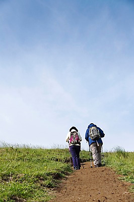포토 JPG 주간 전신 식물 모자 라이프스타일 부부 커플 여자 할아버지 노년 남자 할머니 가방 배낭 지팡이 하늘 레저 한국 아웃도어 서기 사람 동양인 잔디 초원 야외 두명 뒷모습 레포츠 실버라이프 운동 제주도 걷기 노부부 등산 트래킹 활발 한국인 풀 막대기 60대 상쾌 용눈이오름 노인만 국내포토 자연요소 잡화 감정 아시아 뷰포인트 컨셉 관계 모션 산 건강 인종 성인 생활 성인만 파일형식