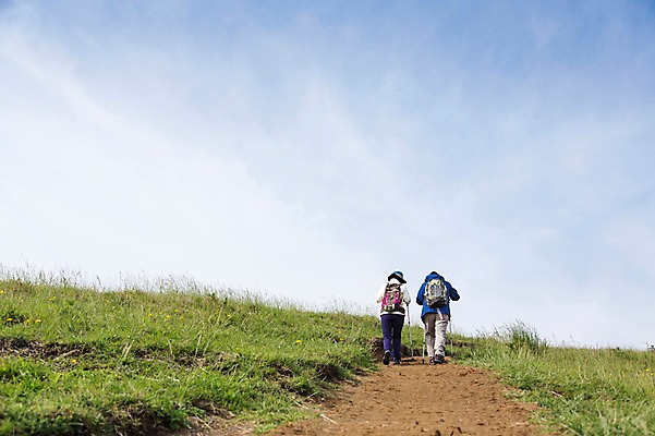 포토 JPG 주간 전신 식물 모자 라이프스타일 부부 커플 여자 할아버지 노년 남자 할머니 가방 배낭 지팡이 하늘 레저 한국 아웃도어 서기 사람 동양인 잔디 초원 야외 두명 뒷모습 레포츠 실버라이프 운동 제주도 걷기 노부부 등산 트래킹 활발 한국인 풀 막대기 60대 상쾌 용눈이오름 노인만 국내포토 자연요소 잡화 감정 아시아 뷰포인트 컨셉 관계 모션 산 건강 인종 성인 생활 성인만 파일형식