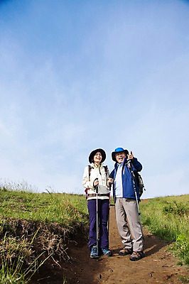 포토 JPG 주간 전신 식물 모자 라이프스타일 부부 커플 여자 할아버지 노년 남자 할머니 가방 배낭 지팡이 하늘 레저 한국 아웃도어 서기 미소 웃음 사람 동양인 손짓 잔디 초원 야외 두명 앞모습 레포츠 실버라이프 운동 제주도 노부부 등산 트래킹 활발 한국인 가리킴 풀 막대기 60대 상쾌 용눈이오름 노인만 국내포토 자연요소 잡화 감정 아시아 뷰포인트 컨셉 관계 모션 산 표정 건강 인종 성인 생활 성인만 파일형식