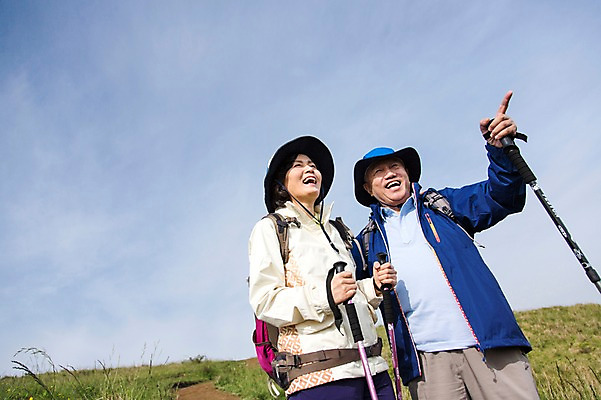 포토 JPG 주간 식물 모자 라이프스타일 부부 커플 여자 할아버지 노년 남자 할머니 가방 배낭 지팡이 하늘 레저 한국 아웃도어 서기 미소 웃음 사람 동양인 손짓 잔디 초원 상반신 야외 두명 앞모습 레포츠 실버라이프 운동 제주도 노부부 등산 트래킹 활발 한국인 가리킴 풀 막대기 60대 상쾌 용눈이오름 노인만 국내포토 자연요소 잡화 감정 아시아 뷰포인트 컨셉 관계 모션 산 표정 건강 인종 성인 생활 성인만 파일형식