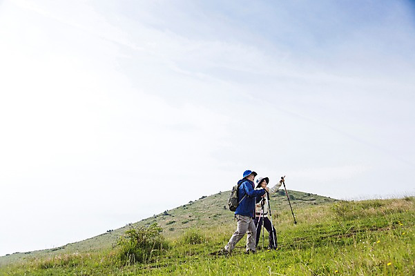 포토 JPG 주간 전신 나무 식물 모자 라이프스타일 부부 커플 여자 할아버지 노년 남자 꽃 할머니 가방 배낭 지팡이 하늘 레저 한국 아웃도어 서기 들기 사람 동양인 손짓 잔디 초원 야외 두명 옆모습 레포츠 실버라이프 운동 제주도 걷기 노부부 등산 트래킹 활발 한국인 가리킴 풀 막대기 60대 상쾌 용눈이오름 노인만 국내포토 자연요소 잡화 감정 아시아 뷰포인트 컨셉 관계 모션 산 건강 인종 성인 생활 성인만 파일형식