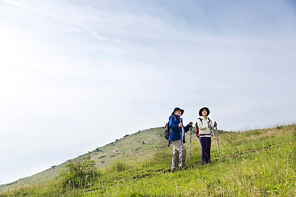 포토 JPG 주간 전신 식물 모자 라이프스타일 부부 커플 여자 할아버지 노년 남자 꽃 할머니 가방 배낭 지팡이 하늘 레저 한국 아웃도어 서기 미소 웃음 사람 동양인 잔디 초원 야외 두명 레포츠 실버라이프 운동 제주도 노부부 등산 트래킹 활발 한국인 풀 막대기 60대 상쾌 용눈이오름 노인만 국내포토 자연요소 잡화 감정 아시아 컨셉 관계 모션 산 표정 건강 인종 성인 생활 성인만 파일형식