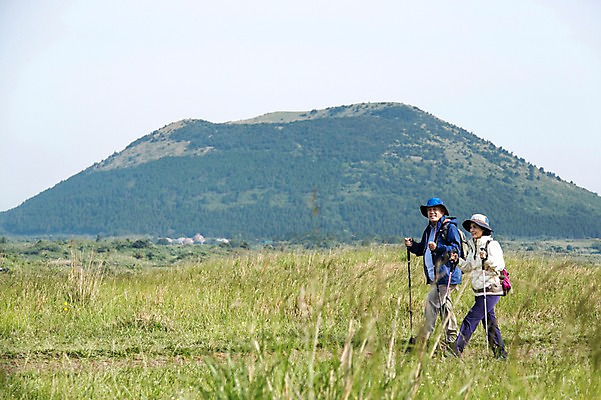 포토 JPG 주간 전신 식물 모자 라이프스타일 부부 커플 여자 할아버지 노년 남자 할머니 가방 배낭 지팡이 하늘 레저 산 한국 아웃도어 서기 미소 웃음 사람 동양인 잔디 초원 야외 두명 옆모습 레포츠 실버라이프 운동 제주도 걷기 노부부 등산 트래킹 활발 한국인 풀 막대기 60대 상쾌 용눈이오름 노인만 국내포토 자연요소 잡화 감정 아시아 뷰포인트 컨셉 관계 모션 표정 건강 인종 성인 생활 성인만 파일형식