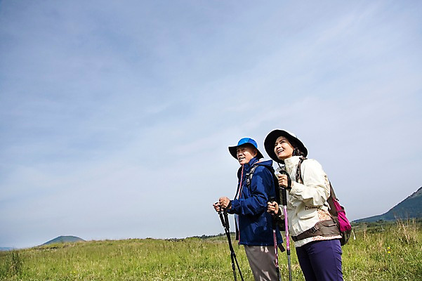 포토 JPG 주간 식물 모자 라이프스타일 부부 커플 여자 할아버지 노년 남자 할머니 가방 배낭 지팡이 하늘 레저 한국 아웃도어 서기 미소 웃음 사람 동양인 잔디 초원 상반신 야외 두명 옆모습 레포츠 실버라이프 운동 제주도 노부부 등산 트래킹 활발 한국인 풀 막대기 60대 상쾌 용눈이오름 노인만 국내포토 자연요소 잡화 감정 아시아 뷰포인트 컨셉 관계 모션 산 표정 건강 인종 성인 생활 성인만 파일형식