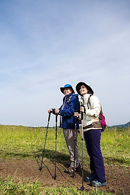 포토 JPG 주간 전신 식물 모자 라이프스타일 부부 커플 여자 할아버지 노년 남자 할머니 가방 배낭 지팡이 하늘 레저 한국 아웃도어 서기 미소 웃음 사람 동양인 잔디 초원 야외 두명 옆모습 레포츠 실버라이프 운동 제주도 노부부 등산 트래킹 활발 한국인 풀 막대기 60대 상쾌 용눈이오름 노인만 국내포토 자연요소 잡화 감정 아시아 뷰포인트 컨셉 관계 모션 산 표정 건강 인종 성인 생활 성인만 파일형식