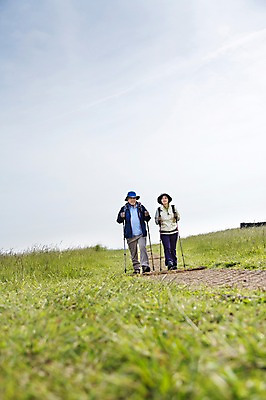 포토 JPG 주간 전신 식물 모자 라이프스타일 부부 커플 여자 할아버지 노년 남자 할머니 가방 배낭 지팡이 하늘 레저 한국 아웃도어 서기 미소 웃음 사람 동양인 잔디 초원 야외 두명 앞모습 레포츠 실버라이프 운동 제주도 걷기 노부부 등산 트래킹 활발 한국인 풀 막대기 60대 상쾌 용눈이오름 노인만 국내포토 자연요소 잡화 감정 아시아 뷰포인트 컨셉 관계 모션 산 표정 건강 인종 성인 생활 성인만 파일형식