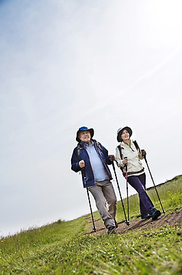 포토 JPG 주간 전신 식물 모자 라이프스타일 부부 커플 여자 할아버지 노년 남자 할머니 가방 배낭 지팡이 하늘 레저 한국 아웃도어 서기 미소 웃음 사람 동양인 잔디 초원 야외 두명 레포츠 실버라이프 운동 제주도 걷기 노부부 등산 트래킹 활발 한국인 풀 막대기 60대 상쾌 용눈이오름 노인만 국내포토 자연요소 잡화 감정 아시아 컨셉 관계 모션 산 표정 건강 인종 성인 생활 성인만 파일형식
