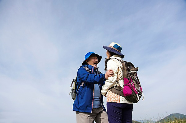 포토 JPG 주간 모자 라이프스타일 부부 커플 여자 할아버지 노년 남자 할머니 가방 배낭 하늘 레저 한국 아웃도어 서기 미소 웃음 사람 동양인 상반신 야외 두명 레포츠 실버라이프 운동 제주도 마주보기 노부부 등산 트래킹 활발 한국인 60대 상쾌 용눈이오름 노인만 국내포토 자연요소 잡화 감정 아시아 컨셉 관계 모션 산 표정 건강 인종 성인 생활 성인만 파일형식