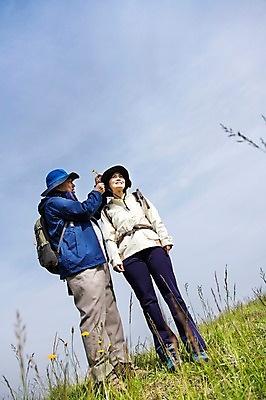 포토 JPG 주간 전신 식물 모자 라이프스타일 부부 커플 여자 할아버지 노년 남자 꽃 할머니 가방 배낭 하늘 레저 한국 아웃도어 서기 미소 웃음 들기 사람 동양인 잔디 초원 야외 두명 앞모습 옆모습 레포츠 실버라이프 운동 제주도 노부부 등산 트래킹 활발 한국인 풀 60대 상쾌 용눈이오름 노인만 국내포토 자연요소 잡화 감정 아시아 뷰포인트 컨셉 관계 모션 산 표정 건강 인종 성인 생활 성인만 파일형식
