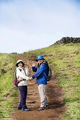 포토 JPG 주간 전신 식물 모자 라이프스타일 부부 커플 여자 할아버지 노년 남자 꽃 할머니 가방 배낭 하늘 레저 한국 아웃도어 서기 미소 웃음 사람 동양인 손짓 잔디 초원 야외 두명 옆모습 레포츠 실버라이프 운동 제주도 손잡기 노부부 등산 트래킹 활발 한국인 돌_바위 바위 풀 60대 상쾌 용눈이오름 노인만 국내포토 자연요소 잡화 감정 아시아 뷰포인트 컨셉 관계 모션 산 표정 건강 인종 성인 생활 성인만 파일형식