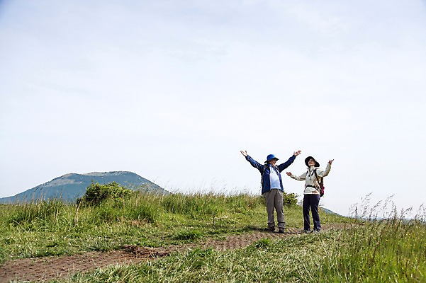 포토 JPG 주간 전신 식물 모자 라이프스타일 부부 커플 여자 할아버지 노년 남자 할머니 가방 배낭 하늘 레저 산 한국 아웃도어 서기 미소 웃음 사람 동양인 손짓 잔디 초원 야외 두명 레포츠 실버라이프 운동 제주도 손들기 노부부 등산 트래킹 활발 한국인 풀 60대 상쾌 용눈이오름 노인만 국내포토 자연요소 잡화 감정 아시아 컨셉 관계 모션 표정 건강 인종 성인 생활 성인만 파일형식