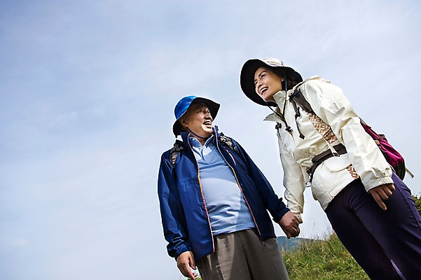 포토 JPG 주간 식물 모자 라이프스타일 부부 커플 여자 할아버지 노년 남자 할머니 로우앵글 가방 배낭 하늘 레저 한국 아웃도어 서기 미소 웃음 사람 동양인 상반신 야외 두명 레포츠 실버라이프 운동 제주도 손잡기 노부부 등산 트래킹 활발 한국인 60대 상쾌 용눈이오름 노인만 국내포토 자연요소 잡화 감정 아시아 뷰포인트 컨셉 관계 모션 산 표정 건강 인종 성인 생활 성인만 파일형식