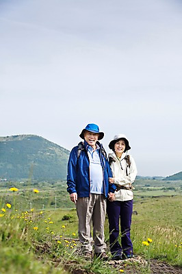 포토 JPG 주간 전신 식물 모자 라이프스타일 부부 커플 여자 할아버지 노년 남자 꽃 할머니 가방 배낭 하늘 레저 산 한국 아웃도어 서기 미소 웃음 사람 동양인 잔디 초원 야외 두명 앞모습 레포츠 실버라이프 운동 제주도 손잡기 노부부 등산 트래킹 활발 한국인 풀 60대 상쾌 용눈이오름 노인만 국내포토 자연요소 잡화 감정 아시아 뷰포인트 컨셉 관계 모션 표정 건강 인종 성인 생활 성인만 파일형식