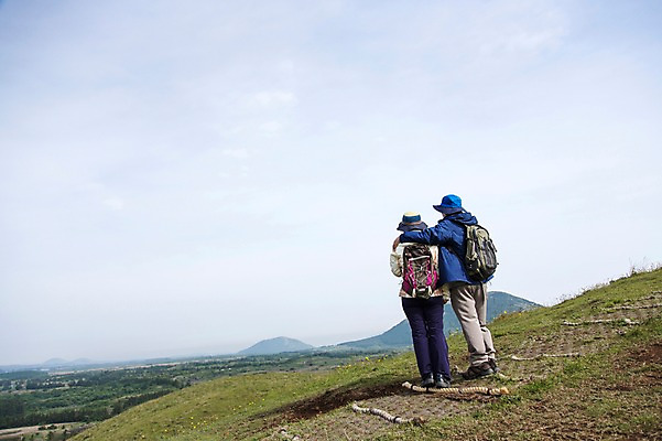 포토 JPG 주간 전신 나무 식물 모자 라이프스타일 부부 커플 여자 할아버지 노년 남자 꽃 할머니 가방 배낭 하늘 레저 어깨동무 산 한국 아웃도어 서기 사람 동양인 잔디 초원 야외 두명 뒷모습 레포츠 실버라이프 운동 제주도 노부부 등산 트래킹 활발 한국인 풀 60대 상쾌 용눈이오름 노인만 국내포토 자연요소 잡화 감정 아시아 뷰포인트 포즈 컨셉 관계 모션 건강 인종 성인 생활 성인만 파일형식