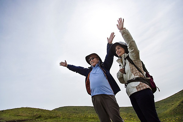 포토 JPG 주간 식물 모자 라이프스타일 부부 커플 여자 할아버지 노년 남자 꽃 할머니 가방 배낭 하늘 레저 한국 아웃도어 서기 미소 웃음 사람 동양인 손짓 잔디 초원 상반신 야외 두명 레포츠 실버라이프 선글라스 운동 제주도 손들기 노부부 등산 트래킹 활발 한국인 풀 60대 상쾌 용눈이오름 노인만 국내포토 자연요소 잡화 감정 아시아 안경 컨셉 관계 모션 산 표정 건강 인종 성인 생활 성인만 파일형식