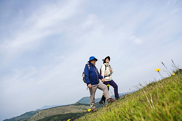 포토 JPG 주간 전신 식물 모자 라이프스타일 부부 커플 여자 할아버지 노년 남자 꽃 할머니 가방 배낭 하늘 레저 산 한국 아웃도어 서기 미소 웃음 사람 동양인 잔디 초원 야외 두명 옆모습 레포츠 실버라이프 운동 제주도 걷기 손잡기 노부부 등산 트래킹 활발 한국인 풀 60대 상쾌 용눈이오름 노인만 국내포토 자연요소 잡화 감정 아시아 뷰포인트 컨셉 관계 모션 표정 건강 인종 성인 생활 성인만 파일형식