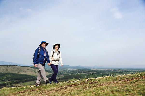 포토 JPG 주간 전신 나무 식물 모자 라이프스타일 부부 커플 여자 할아버지 노년 남자 할머니 가방 배낭 하늘 레저 산 한국 아웃도어 서기 미소 웃음 사람 동양인 잔디 초원 야외 두명 레포츠 실버라이프 운동 제주도 걷기 손잡기 노부부 등산 트래킹 활발 한국인 풀 60대 상쾌 용눈이오름 노인만 국내포토 자연요소 잡화 감정 아시아 컨셉 관계 모션 표정 건강 인종 성인 생활 성인만 파일형식