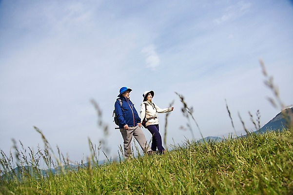 포토 JPG 주간 전신 식물 모자 라이프스타일 부부 커플 여자 할아버지 노년 남자 할머니 가방 배낭 하늘 레저 한국 아웃도어 서기 미소 웃음 사람 동양인 잔디 초원 야외 두명 레포츠 실버라이프 운동 제주도 걷기 노부부 등산 트래킹 활발 한국인 풀 60대 상쾌 용눈이오름 노인만 국내포토 자연요소 잡화 감정 아시아 컨셉 관계 모션 산 표정 건강 인종 성인 생활 성인만 파일형식