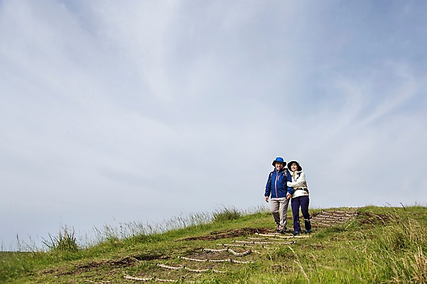 포토 JPG 주간 전신 식물 모자 라이프스타일 부부 커플 여자 할아버지 노년 남자 할머니 가방 배낭 하늘 레저 한국 아웃도어 서기 미소 웃음 사람 동양인 잔디 초원 야외 두명 레포츠 실버라이프 운동 제주도 걷기 팔짱 손잡기 노부부 등산 트래킹 활발 한국인 풀 60대 상쾌 용눈이오름 노인만 국내포토 자연요소 잡화 감정 아시아 컨셉 관계 모션 산 표정 건강 인종 성인 생활 성인만 파일형식