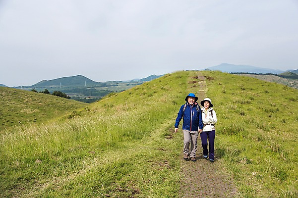 포토 JPG 주간 전신 나무 식물 모자 라이프스타일 부부 커플 여자 할아버지 노년 남자 할머니 가방 배낭 하늘 레저 산 한국 아웃도어 서기 미소 웃음 사람 동양인 잔디 초원 야외 두명 앞모습 레포츠 실버라이프 운동 제주도 걷기 노부부 등산 트래킹 활발 한국인 풀 60대 상쾌 용눈이오름 노인만 국내포토 자연요소 잡화 감정 아시아 뷰포인트 컨셉 관계 모션 표정 건강 인종 성인 생활 성인만 파일형식