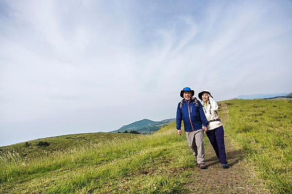포토 JPG 주간 전신 식물 모자 라이프스타일 부부 커플 여자 할아버지 노년 남자 할머니 가방 배낭 하늘 레저 한국 아웃도어 서기 미소 웃음 사람 동양인 잔디 초원 야외 두명 앞모습 레포츠 실버라이프 운동 제주도 걷기 노부부 등산 트래킹 활발 한국인 풀 60대 상쾌 용눈이오름 노인만 국내포토 자연요소 잡화 감정 아시아 뷰포인트 컨셉 관계 모션 산 표정 건강 인종 성인 생활 성인만 파일형식