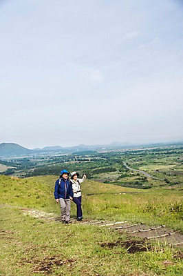 포토 JPG 주간 전신 나무 식물 모자 라이프스타일 부부 커플 여자 할아버지 노년 남자 할머니 가방 배낭 하늘 레저 한국 아웃도어 서기 사람 동양인 손짓 잔디 초원 야외 두명 레포츠 실버라이프 운동 제주도 걷기 노부부 등산 트래킹 활발 한국인 가리킴 풀 60대 상쾌 용눈이오름 노인만 국내포토 자연요소 잡화 감정 아시아 컨셉 관계 모션 산 건강 인종 성인 생활 성인만 파일형식