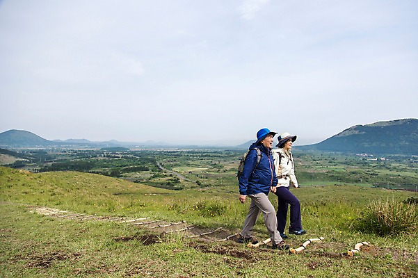 포토 JPG 주간 전신 식물 모자 라이프스타일 부부 커플 여자 할아버지 노년 남자 할머니 가방 배낭 하늘 레저 산 한국 아웃도어 서기 미소 웃음 사람 동양인 잔디 초원 야외 두명 옆모습 레포츠 실버라이프 운동 제주도 걷기 노부부 등산 트래킹 활발 한국인 풀 60대 상쾌 용눈이오름 노인만 국내포토 자연요소 잡화 감정 아시아 뷰포인트 컨셉 관계 모션 표정 건강 인종 성인 생활 성인만 파일형식