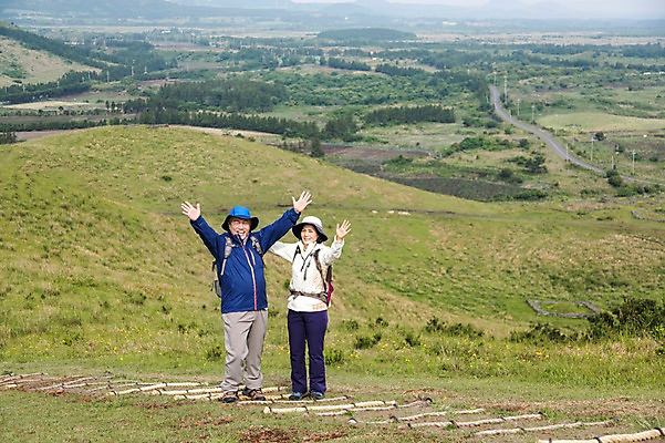 포토 JPG 주간 전신 나무 식물 모자 라이프스타일 부부 커플 여자 할아버지 노년 남자 할머니 가방 배낭 레저 한국 아웃도어 서기 미소 웃음 사람 동양인 손짓 잔디 초원 야외 두명 앞모습 레포츠 실버라이프 운동 제주도 손들기 노부부 등산 트래킹 활발 한국인 풀 60대 상쾌 용눈이오름 노인만 국내포토 자연요소 잡화 감정 아시아 뷰포인트 컨셉 관계 모션 산 표정 건강 인종 성인 생활 성인만 파일형식