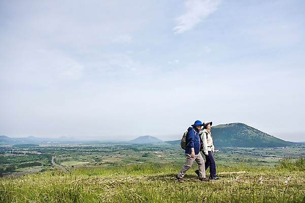 포토 JPG 주간 전신 식물 모자 라이프스타일 부부 커플 여자 할아버지 노년 남자 할머니 가방 배낭 하늘 레저 산 한국 아웃도어 서기 미소 웃음 사람 동양인 잔디 초원 야외 두명 옆모습 레포츠 실버라이프 운동 제주도 걷기 노부부 등산 트래킹 활발 한국인 풀 60대 상쾌 용눈이오름 노인만 국내포토 자연요소 잡화 감정 아시아 뷰포인트 컨셉 관계 모션 표정 건강 인종 성인 생활 성인만 파일형식