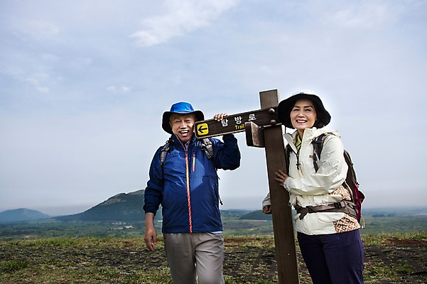 포토 JPG 주간 식물 모자 라이프스타일 부부 커플 여자 할아버지 노년 남자 할머니 하늘 레저 산 한국 아웃도어 서기 미소 웃음 사람 동양인 상반신 야외 두명 앞모습 레포츠 실버라이프 운동 제주도 노부부 등산 트래킹 활발 팻말 한국인 표지판 60대 상쾌 용눈이오름 노인만 국내포토 자연요소 잡화 감정 아시아 뷰포인트 컨셉 관계 모션 프레임 알림판 표정 건강 인종 성인 생활 성인만 파일형식