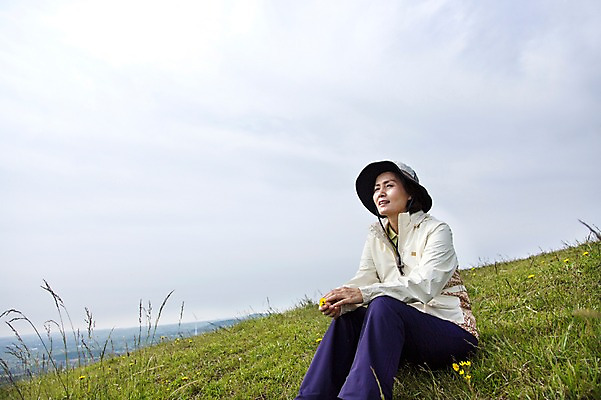 포토 JPG 주간 식물 모자 라이프스타일 여자 노년 꽃 할머니 하늘 레저 한국 아웃도어 한명 미소 웃음 들기 사람 앉기 동양인 잔디 초원 상반신 야외 레포츠 실버라이프 운동 제주도 등산 트래킹 활발 한국인 풀 60대 상쾌 용눈이오름 여자만 여자한명만 노인만 노인여자만 노인여자한명만 국내포토 자연요소 1 잡화 감정 아시아 컨셉 모션 산 표정 건강 인종 성인 생활 성인만 파일형식