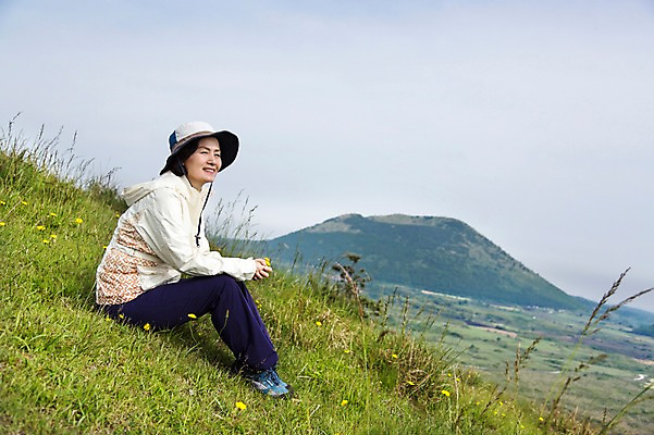 포토 JPG 주간 전신 식물 모자 라이프스타일 여자 노년 꽃 할머니 하늘 레저 산 한국 아웃도어 한명 미소 웃음 사람 앉기 동양인 잔디 초원 야외 옆모습 레포츠 실버라이프 운동 제주도 등산 트래킹 활발 한국인 풀 60대 상쾌 용눈이오름 여자만 여자한명만 노인만 노인여자만 노인여자한명만 국내포토 자연요소 1 잡화 감정 아시아 뷰포인트 컨셉 모션 표정 건강 인종 성인 생활 성인만 파일형식
