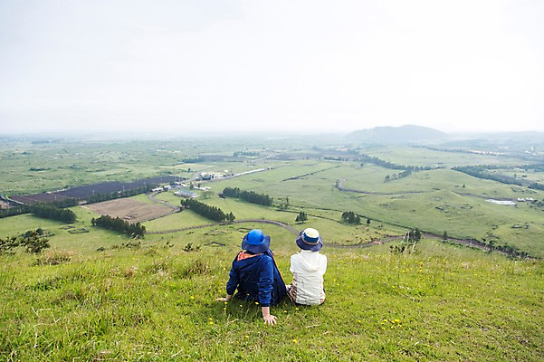 포토 JPG 주간 나무 식물 모자 라이프스타일 부부 커플 여자 할아버지 노년 남자 꽃 할머니 하늘 레저 한국 아웃도어 사람 앉기 동양인 잔디 초원 상반신 야외 두명 뒷모습 레포츠 실버라이프 운동 제주도 노부부 등산 트래킹 활발 한국인 풀 60대 상쾌 용눈이오름 노인만 국내포토 자연요소 잡화 감정 아시아 뷰포인트 컨셉 관계 모션 산 건강 인종 성인 생활 성인만 파일형식