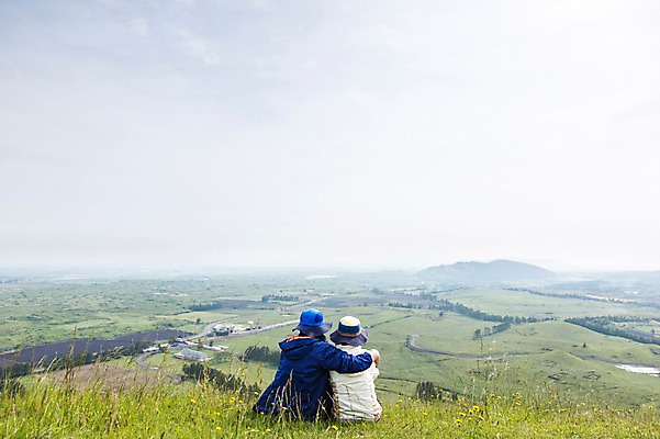 포토 JPG 주간 나무 식물 모자 라이프스타일 부부 커플 여자 할아버지 노년 남자 꽃 할머니 안기 하늘 레저 한국 아웃도어 사람 앉기 동양인 잔디 초원 상반신 야외 두명 뒷모습 레포츠 실버라이프 운동 제주도 노부부 등산 트래킹 활발 한국인 풀 60대 상쾌 용눈이오름 노인만 국내포토 자연요소 잡화 감정 아시아 뷰포인트 컨셉 관계 모션 산 건강 인종 성인 생활 성인만 파일형식