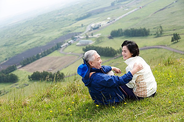 포토 JPG 주간 나무 식물 모자 라이프스타일 부부 커플 여자 할아버지 노년 남자 꽃 할머니 레저 한국 아웃도어 미소 웃음 사람 앉기 동양인 잔디 초원 상반신 야외 두명 레포츠 실버라이프 운동 제주도 마주보기 노부부 등산 트래킹 활발 한국인 풀 60대 상쾌 용눈이오름 노인만 국내포토 자연요소 잡화 감정 아시아 컨셉 관계 모션 산 표정 건강 인종 성인 생활 성인만 파일형식