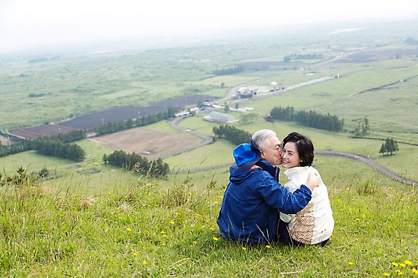 포토 JPG 주간 나무 식물 모자 라이프스타일 부부 커플 여자 할아버지 노년 남자 꽃 할머니 안기 포옹 레저 키스 한국 아웃도어 미소 웃음 사람 앉기 동양인 잔디 초원 상반신 야외 두명 옆모습 레포츠 실버라이프 운동 제주도 노부부 등산 트래킹 활발 한국인 풀 60대 상쾌 용눈이오름 노인만 국내포토 자연요소 잡화 감정 아시아 뷰포인트 컨셉 관계 모션 산 표정 건강 인종 성인 생활 애정표현 성인만 파일형식