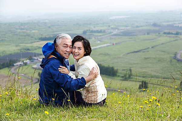 포토 JPG 주간 나무 식물 모자 라이프스타일 부부 커플 여자 할아버지 노년 남자 꽃 할머니 안기 포옹 레저 한국 아웃도어 미소 웃음 사람 앉기 동양인 잔디 초원 상반신 야외 두명 옆모습 아웃포커스 레포츠 실버라이프 운동 제주도 노부부 등산 트래킹 활발 한국인 풀 60대 상쾌 용눈이오름 노인만 국내포토 자연요소 잡화 감정 아시아 뷰포인트 컨셉 관계 모션 산 촬영기법 표정 건강 인종 성인 생활 성인만 파일형식