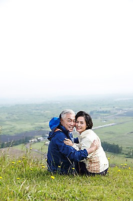 포토 JPG 주간 식물 모자 라이프스타일 부부 커플 여자 할아버지 노년 남자 꽃 할머니 안기 포옹 하늘 레저 한국 아웃도어 미소 웃음 사람 앉기 동양인 잔디 초원 상반신 야외 두명 옆모습 레포츠 실버라이프 운동 제주도 노부부 등산 트래킹 활발 한국인 풀 60대 상쾌 용눈이오름 노인만 국내포토 자연요소 잡화 감정 아시아 뷰포인트 컨셉 관계 모션 산 표정 건강 인종 성인 생활 성인만 파일형식