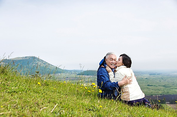 포토 JPG 주간 식물 모자 라이프스타일 부부 커플 여자 할아버지 노년 남자 꽃 할머니 하늘 레저 키스 한국 아웃도어 미소 웃음 사람 앉기 동양인 잔디 초원 야외 두명 옆모습 레포츠 실버라이프 운동 제주도 노부부 등산 트래킹 활발 한국인 풀 60대 상쾌 용눈이오름 노인만 국내포토 자연요소 잡화 감정 아시아 뷰포인트 컨셉 관계 모션 산 표정 건강 인종 성인 생활 애정표현 성인만 파일형식