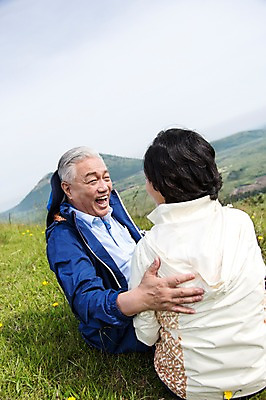 포토 JPG 주간 식물 모자 라이프스타일 부부 커플 여자 할아버지 노년 남자 꽃 할머니 하늘 레저 한국 아웃도어 미소 웃음 사람 앉기 동양인 손짓 잔디 초원 상반신 야외 두명 레포츠 실버라이프 운동 제주도 마주보기 노부부 등산 트래킹 활발 한국인 풀 60대 상쾌 용눈이오름 노인만 국내포토 자연요소 잡화 감정 아시아 컨셉 관계 모션 산 표정 건강 인종 성인 생활 성인만 파일형식